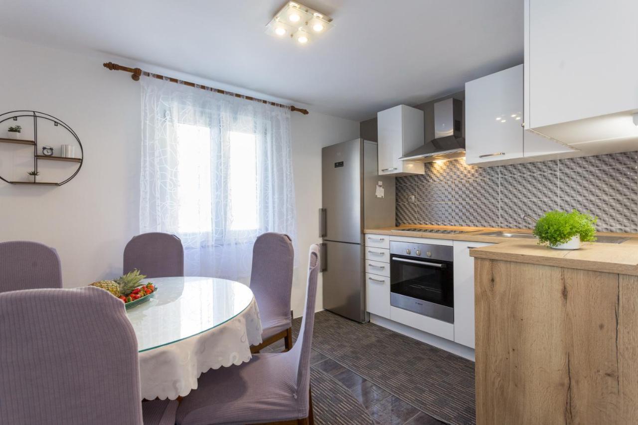 Apartments Lidija - Sea View Apartment With Exclusive Right Of Using Hot Tub Or Split Level Apartment With Exclusive Right Of Using Pool Podstrana Eksteriør billede